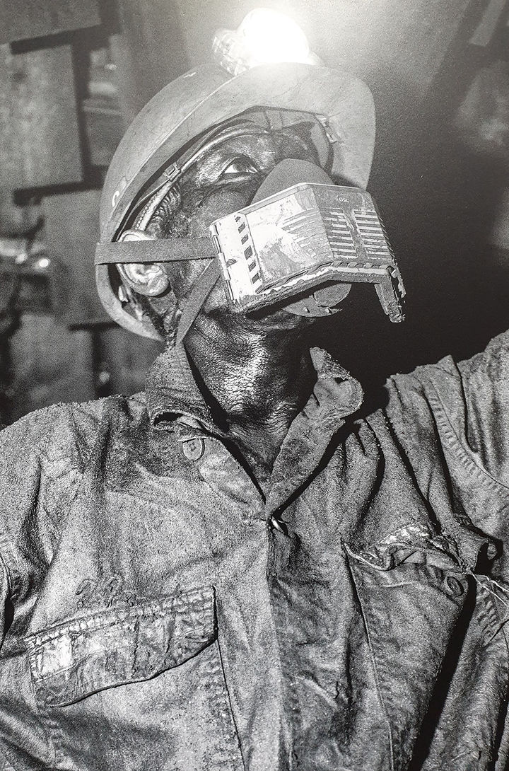 탄광 지하 막장에서 채탄작업을 하고 있는 광부의 모습.(사진=전제훈 작가 제공) *재판매 및 DB 금지