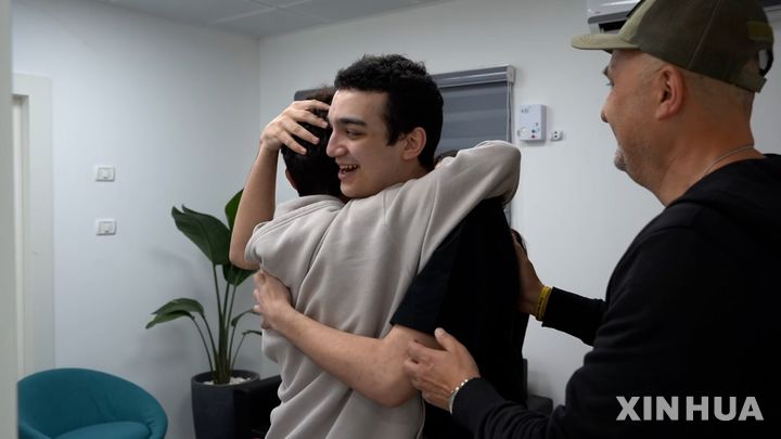 [이스라엘=신화/뉴시스] 12일(현지 시간) 팔레스타인 무장 정파 하마스로부터 석방된 미국·이스라엘 이중국적 병사 에단 알렉산더가 이스라엘 남부의 한 장소에 도착해 가족과 포옹하고 있다. 알렉산더는 뉴저지 출신으로, 가자지구에 억류돼 있던 마지막 미국인 생존자로 알려졌다. 2025.05.13.