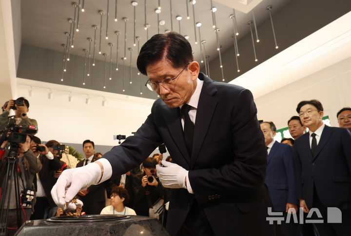 [대구=뉴시스] 고승민 기자 = 김문수 국민의힘 대선 후보가 13일 대구 국립신암선열공원을 찾아 항일애국지사의 위패가 있는 단충사에서 분향을 하고 있다. 2025.05.13. kkssmm99@newsis.com