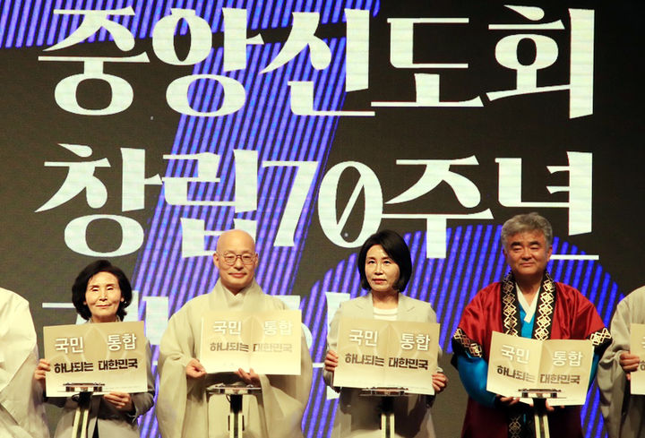 [서울=뉴시스] 조성봉 기자 = 조계종 총무원장 진우스님과 참석자들이 12일 서울 중구 신라호텔에서 열린 중앙신도회 창립 70주년 기념식에서 참 '국민통합 하나되는 대한민국' 손피켓을 들고 기념촬영을 하고 있다. 왼쪽부터 김문수 국민의힘 대선후보의 부인 설난영 여사, 진우 스님, 이재명 더불어민주당 대선후보의 부인 김혜경 여사, 정원주 중앙신도회 회장. (사진=조계종 제공) 2025.05.13. photo@newsis.com *재판매 및 DB 금지