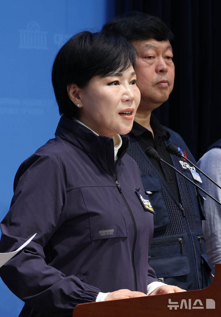 [서울=뉴시스] 조성봉 기자 = 전현희 더불어민주당 의원이 13일 오전 서울 여의도 국회 소통관에서 열린 더불어민주당 진짜 대한민국! 선대위 노동존중선거대책위 출범 기자회견에서 발언을 하고 있다. 2025.05.13. suncho21@newsis.com
