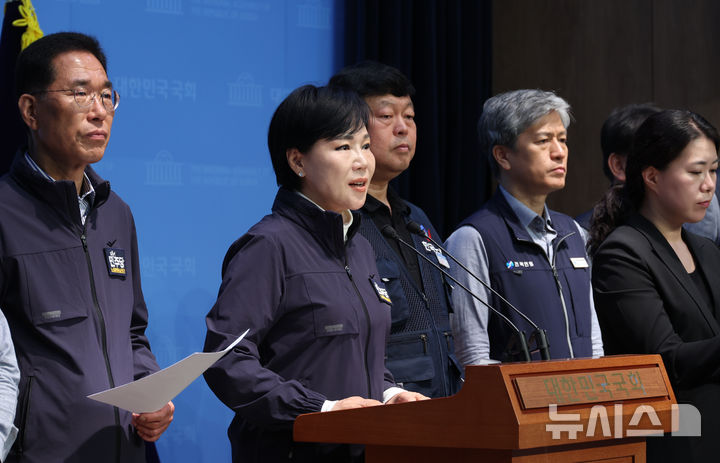 [서울=뉴시스] 조성봉 기자 = 전현희 더불어민주당 의원이 13일 오전 서울 여의도 국회 소통관에서 열린 더불어민주당 진짜 대한민국! 선대위 노동존중선거대책위 출범 기자회견에서 발언을 하고 있다. 2025.05.13. suncho21@newsis.com