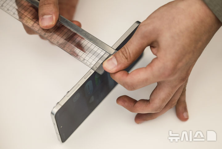 [서울=뉴시스] 정병혁 기자 = 13일 서울 서초구 삼성 강남에서 열린 삼성 갤럭시 S25 엣지 미디어 브리핑에서&nbsp; 취재진들이 삼성 갤럭시 S25 엣지를 살펴보고 있다. 2025.05.13. jhope@newsis.com