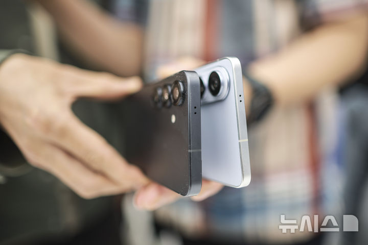 [서울=뉴시스] 정병혁 기자 = 13일 서울 서초구 삼성 강남에서 열린 삼성 갤럭시 S25 엣지 미디어 브리핑에서 취재진들이 삼성 갤럭시 S25 엣지(오른쪽)와 기존 스마트폰을 비교하고 있다. 2025.05.13. jhope@newsis.com