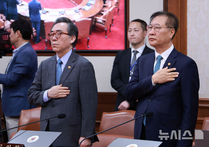 [서울=뉴시스] 조태열 당시 외교부 장관과 박성재 당시 법무부 장관이 지난 5월 13일 서울 종로구 정부서울청사에서 열린 국무회의에 참석해 국민의례를 하고 있다. (대통령실통신사진기자단) photo@newsis.com