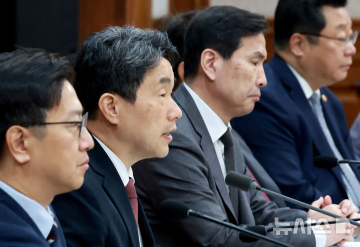 [서울=뉴시스] 고범준 기자 = 이주호 대통령 권한대행 부총리 겸 교육부 장관이 지난 13일 서울 종로구 정부서울청사에서 열린 국무회의에서 발언하는 모습 (대통령실통신사진기자단) 2025.05.13. bjko@newsis.com