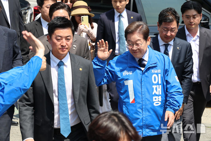 [구미=뉴시스] 권창회 기자 = 이재명 더불어민주당 대선 후보가 13일 경북 구미시 구미역 광장에서 유세를 하기 위해 차에서 내려 이동하고 있다. 2025.05.13. kch0523@newsis.com
