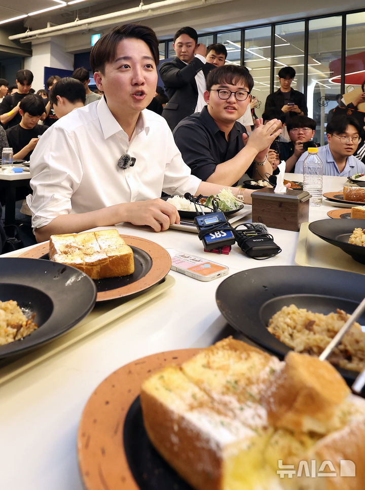 [대구=뉴시스] 이무열 기자 = 이준석 개혁신당 대선 후보가 13일 대구 북구 경북대학교를 찾아 학식을 먹으며 학생들과 대화하고 있다. 2025.05.13. lmy@newsis.com