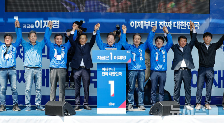 [구미=뉴시스] 권창회 기자 = 이재명 더불어민주당 대선 후보가 13일 경북 구미시 구미역 광장에서 열린 유세에서 당원들과 기념촬영을 하고 있다. (공동취재) 2025.05.13. photo@newsis.com