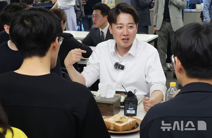 [대구=뉴시스] 이무열 기자 = 이준석 개혁신당 대선 후보가 13일 대구 북구 경북대학교를 찾아 학식을 먹으며 학생들과 대화하고 있다. (공동취재) 2025.05.13. photo@newsis.com
