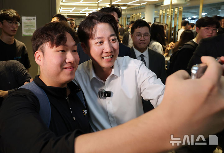 [대구=뉴시스] 이무열 기자 = 이준석 개혁신당 대선 후보가 13일 대구 북구 경북대학교를 찾아 학생들과 기념촬영을 하고 있다. (공동취재) 2025.05.13. photo@newsis.com