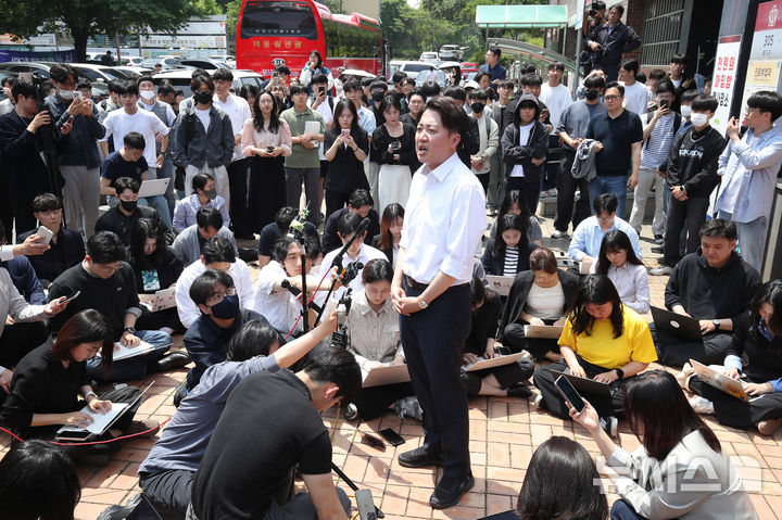 [대구=뉴시스] 이무열 기자 = 이준석 개혁신당 대선 후보가 13일 대구 북구 경북대학교를 찾아 학생들과 점심 식사를 앞두고 복지관 앞에서 발언하고 있다. (공동취재) 2025.05.13. photo@newsis.com