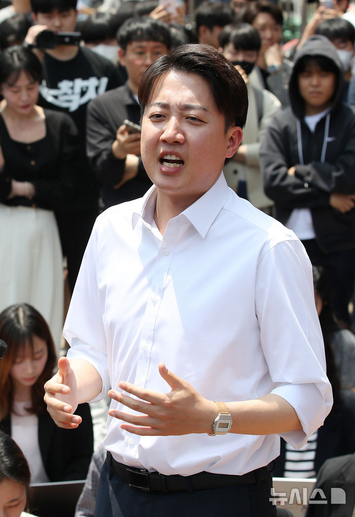 [대구=뉴시스] 이무열 기자 = 이준석 개혁신당 대선 후보가 13일 대구 북구 경북대학교를 찾아 학생들과 점심 식사를 앞두고 복지관 앞에서 발언하고 있다. (공동취재) 2025.05.13. photo@newsis.com