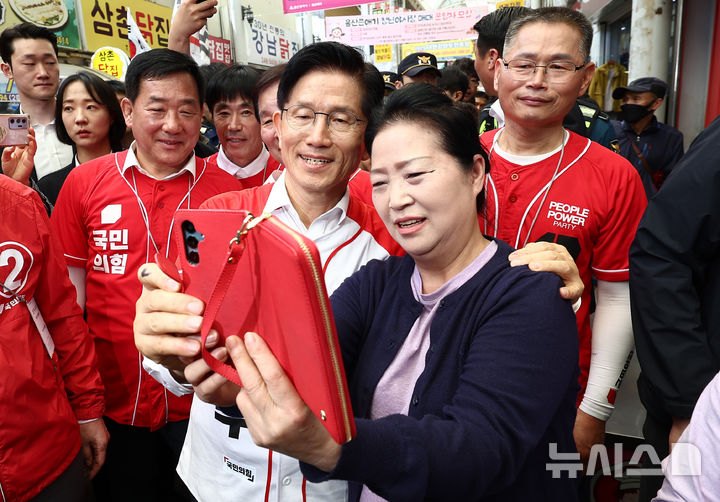 [울산=뉴시스] 고승민 기자 = 김문수 국민의힘 대선 후보가 13일 울산 남구 뉴코아아울렛 인근 청년야시장에서 유세를 하고 있다. (공동취재) 2025.05.13. photo@newsis.com