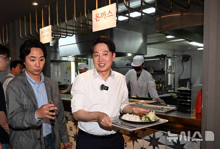 [대구=뉴시스] 이무열 기자 = 이준석 개혁신당 대선 후보가 13일 대구 북구 경북대학교를 찾아 학생식당에서 주문한 돈가스를 받고 있다. (공동취재) 2025.05.13. photo@newsis.com lmy@newsis.com