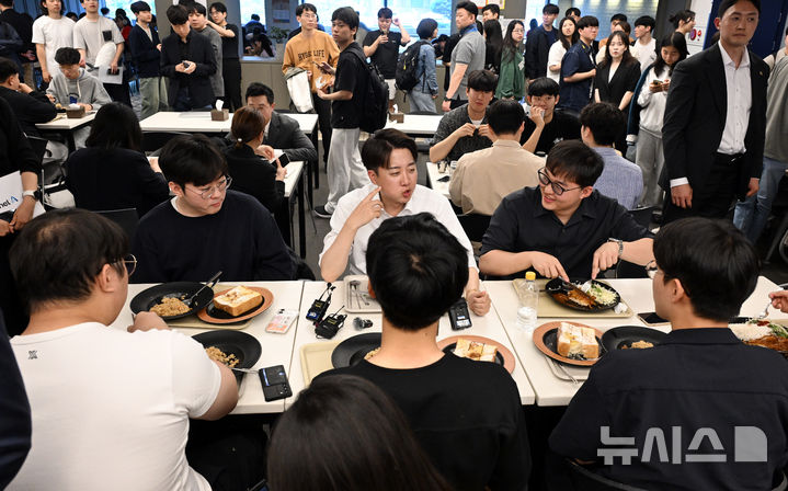 [대구=뉴시스] 이무열 기자 = 이준석 개혁신당 대선 후보가 13일 대구 북구 경북대학교를 찾아 학식을 먹으며 학생들과 대화하고 있다. (공동취재) 2025.05.13. photo@newsis.com