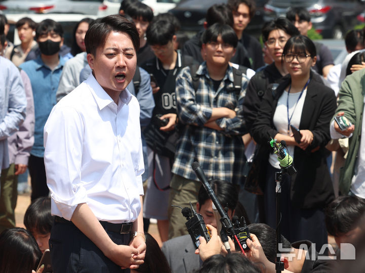 [대구=뉴시스] 이무열 기자 = 이준석 개혁신당 대선 후보가 13일 대구 북구 경북대학교를 찾아 학생들과 점심 식사를 앞두고 복지관 앞에서 발언하고 있다. (공동취재) 2025.05.13. photo@newsis.com