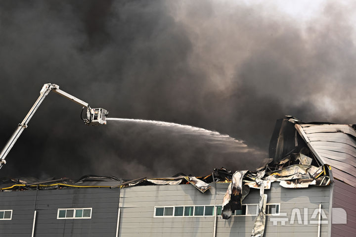 [이천=뉴시스] 김종택 기자 = 13일 경기 이천시 부발읍의 한 물류창고에서 불이 나 소방당국이 대응 2단계를 발령하고 화재진압을 하고 있다. 2025.05.13. jtk@newsis.com