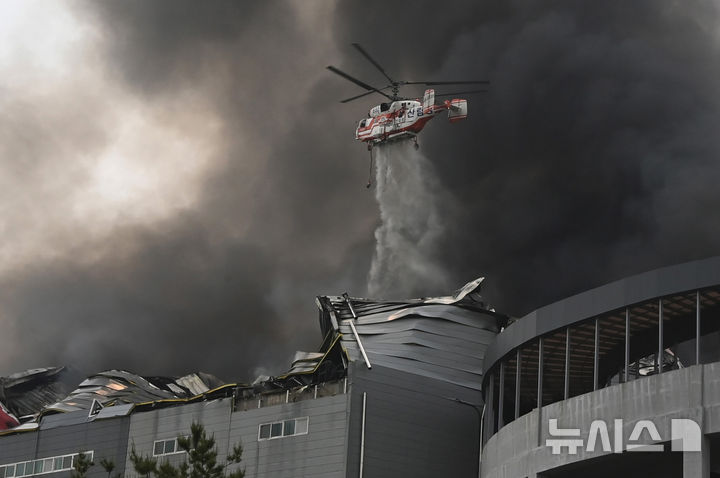 [이천=뉴시스] 김종택 기자 = 13일 경기 이천시 부발읍의 한 물류창고에서 불이 나 소방당국이 대응 2단계를 발령하고 화재진압을 하고 있다. 2025.05.13. jtk@newsis.com