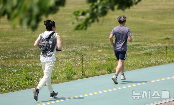 [서울=뉴시스] 지난 5월 13일 서울 동작구 보라매공원에서 시민들이 러닝하는 모습. (사진=뉴시스 DB) 2025.05.13. photo@newsis.com