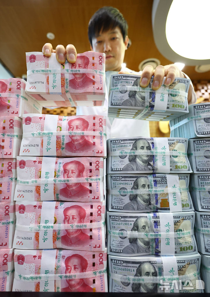 [서울=뉴시스] 황준선 기자 = 서울 중구 하나은행의 달러화와 위안화. 2026.03.09. hwang@newsis.com.