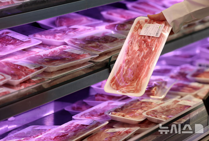 [서울=뉴시스] 김진아 기자 = 서울 시내의 한 대형마트에 진열된 돼지고기. 2025.05.13. bluesoda@newsis.com