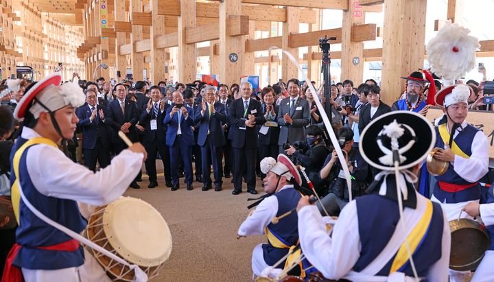 [서울=뉴시스] 유인촌 문화체육관광부 전 장관이 지난 5월 13일 2025 오사카·간사이 세계 박람회 한국의 날‘을 맞아 일본 오사카 유메시마 엑스포장에서 조선통신사 행렬 길놀이를 관람하고 있다. (사진=문화체육관광부 제공) 2025.10.13. photo@newsis.com *재판매 및 DB 금지