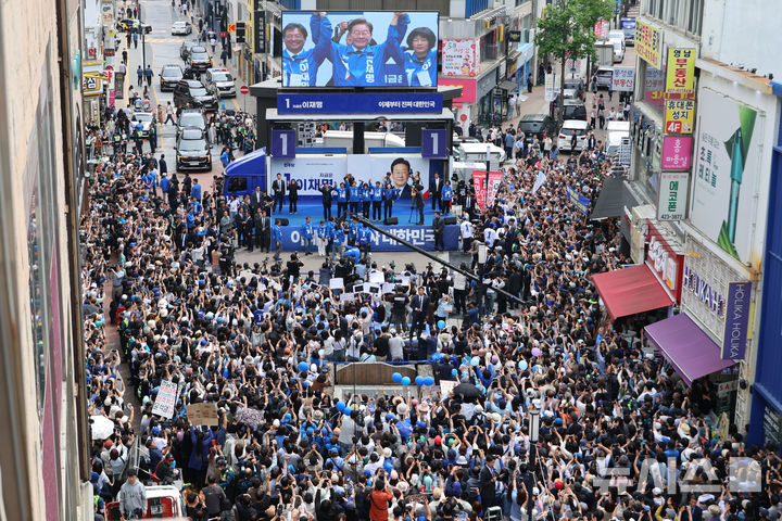 [대구=뉴시스] 권창회 기자 = 이재명 더불어민주당 대선 후보가 13일 대구 중구 동성로 광장에서 열린 집중유세에서 지지호소를 하고 있다. (공동취재) 2025.05.13. photo@newsis.com