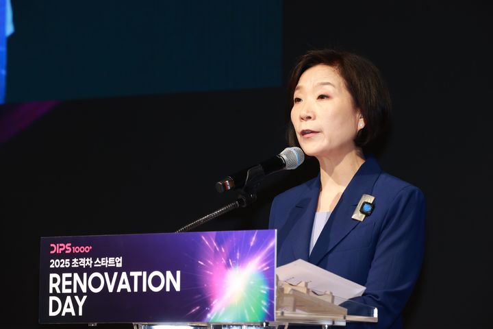 [서울=뉴시스] 13일 서울 영등포구 페어몬트 앰배서더 호텔에서 열린 '2025 초격차 스타트업 Renovation Day'에서 인사말을 하는 오영주 중소벤처기업부 장관. (사진=중소벤처기업부 제공. 사진은 기사와 직접 관련이 없습니다.) 2025.05.13. photo@newsis.com *재판매 및 DB 금지