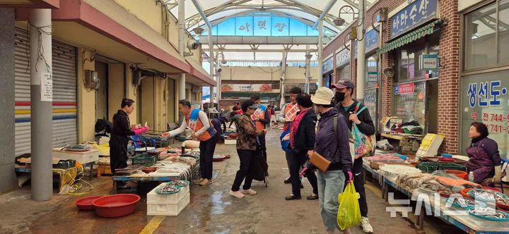 한전 광주전남본부는 최근 순천지사, 순천전력지사, 순천시 산림자원과, 산불진화대원들이 참여한 가운데 순천아랫장에서 산불 예방 합동 캠페인을 펼쳤다. (사진=한전 제공) photo@newsis.com *재판매 및 DB 금지