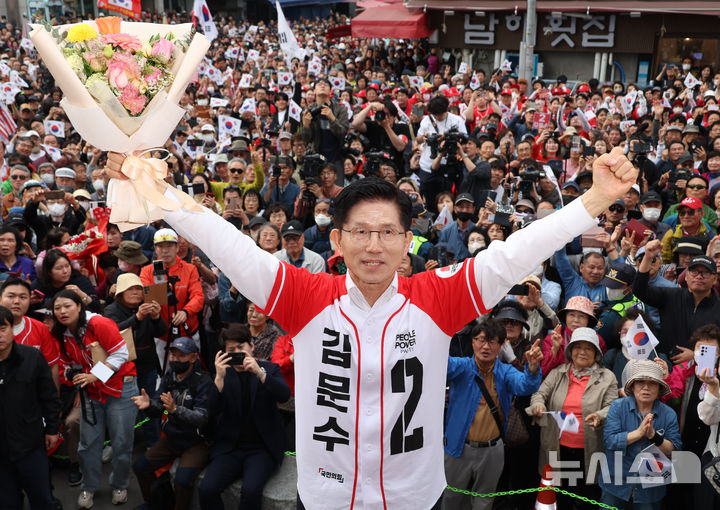 [부산=뉴시스] 고승민 기자 = 김문수 국민의힘 대선 후보가 13일 부산 자갈치시장을 찾아 유세를 하고 있다. 2025.05.13. kkssmm99@newsis.com