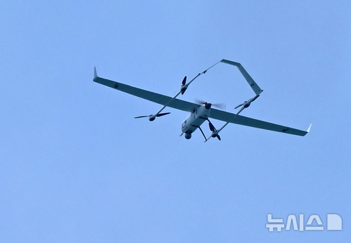 [서울=뉴시스] 사진공동취재단 = 해군 상용무인체계 동원 검증훈련이 진행된 5월 13일 정찰·감시용 드론이 울산 일산항 해역 드론모함을 출발해 해상표적을 추적하고 있다. 이번 훈련에 참가한 정찰·감시용 드론은 참치어군탐지용으로 개발 운용되었으며; 체공시간은 3시간; 속력은 약 시속 80km이다. 2025.10.17. photo@newsis.com *사진은 기사 내용과 관계 없음