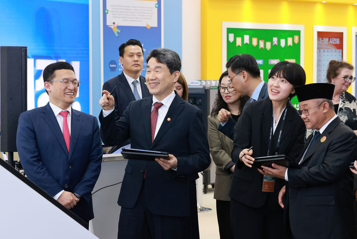 [서울=뉴시스] 고범준 기자 = 이주호 대통령 권한대행 부총리 겸 교육부 장관이 13일 제주국제컨벤션센터에서 참석한 장·차관들과 함께 디지털 미래교실 체험관과 과학·기술·공학·수학(STEM) 융합 교육 전시관을 참관하고 있다. (사진=교육부 제공) 2025.05.13. photo@newsis.com *재판매 및 DB 금지