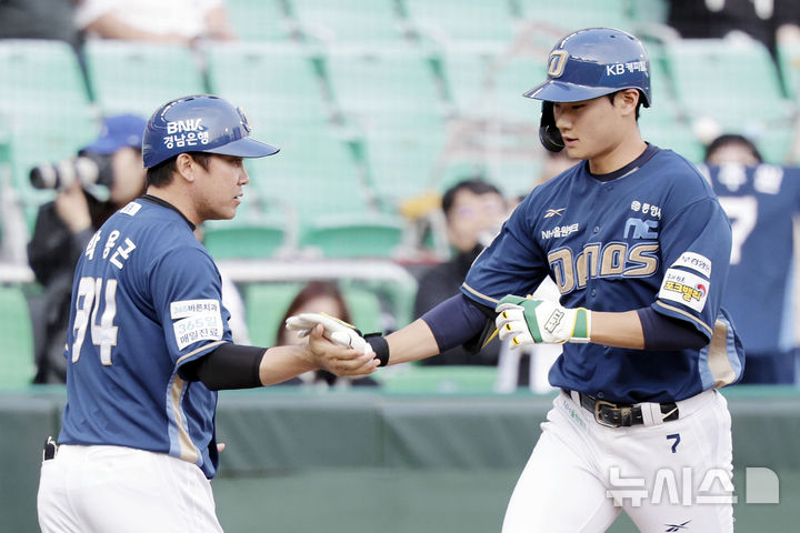 [인천=뉴시스] 최동준 기자 = 지난달 13일 인천SSG 랜더스필드에서 열린 2025 KBO리그 NC 다이노스와 SSG 랜더스의 경기, 1회초 1사 주자 없는 상황 NC 김주원이 솔로 홈런을 친 뒤 박용근 코치와 하이파이브하고 있다. 2025.05.13. photocdj@newsis.com