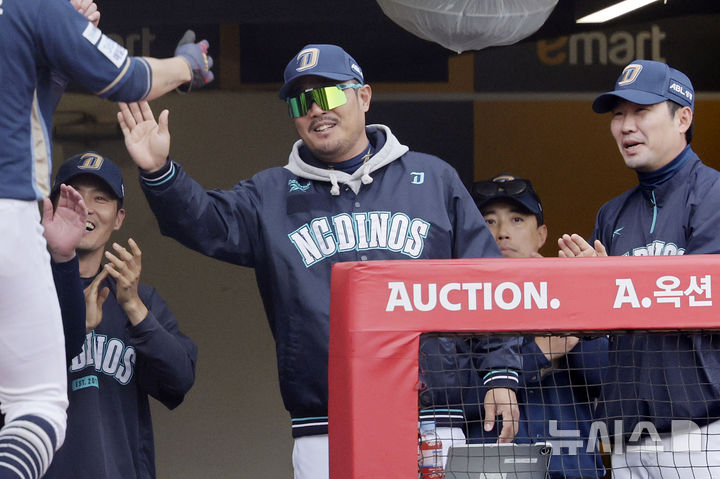 [인천=뉴시스] 최동준 기자 = 13일 인천SSG 랜더스필드에서 열린 2025 KBO리그 NC 다이노스와 SSG 랜더스의 경기, 1회초 2사 1루 상황 NC 이호준 감독이 박건우의 적시타 때 득점한 박민우와 하이파이브하고 있다. 2025.05.13. photocdj@newsis.com