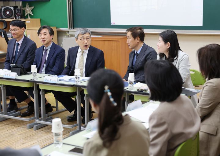 [서울=뉴시스] 조수정 기자 = 정근식 서울시교육감이 지난 13일 오후 서울 서초구 서이초등학교를 방문해 학교구성원 등과 '교육공동체의 회복과 건강한 교육활동 지원 방안'을 주제로 간담회를 하고 있다. (사진=서울시교육청 제공) 2025.05.13. photo@newsis.com *재판매 및 DB 금지