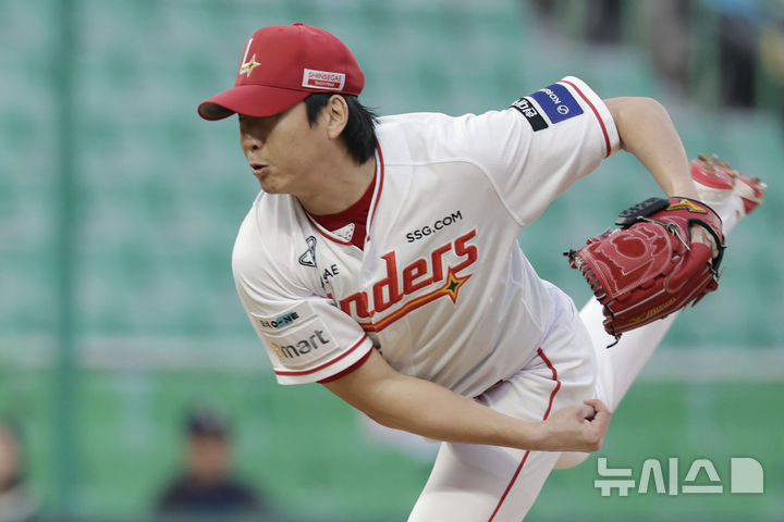 [인천=뉴시스] 최동준 기자 = 13일 인천SSG 랜더스필드에서 열린 2025 KBO리그 NC 다이노스와 SSG 랜더스의 경기, SSG 선발 문승원이 역투하고 있다. 2025.05.13. photocdj@newsis.com