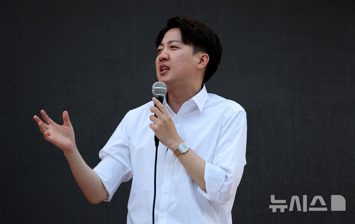 [대구=뉴시스] 이무열 기자 = 이준석 개혁신당 대선 후보가 13일 대구 중구 2.28기념중앙공원에서 열린 집중유세에서 지지를 호소하고 있다. 2025.05.13. lmy@newsis.com