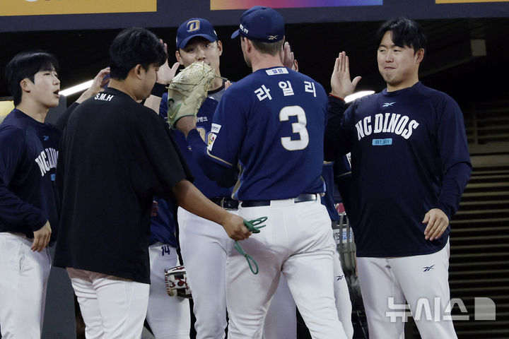 [인천=뉴시스] 최동준 기자 = 13일 인천SSG 랜더스필드에서 열린 2025 KBO리그 NC 다이노스와 SSG 랜더스의 경기, 5회까지 무실점을 기록한 NC 선발 라일리가 덕아웃으로 들어오며 동료들과 하이파이브하고 있다. 2025.05.13. photocdj@newsis.com