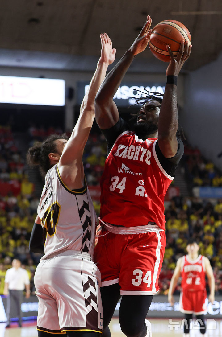 [서울=뉴시스] 김선웅 기자 = 13일 서울 송파구 잠실학생체육관에서 열린 2024-2025 프로농구 챔피언결정전 서울 SK 나이츠 vs 창원 LG 세이커스 5차전 경기, SK 자밀 워니가 슛을 하고 있다. 2025.05.13. mangusta@newsis.com