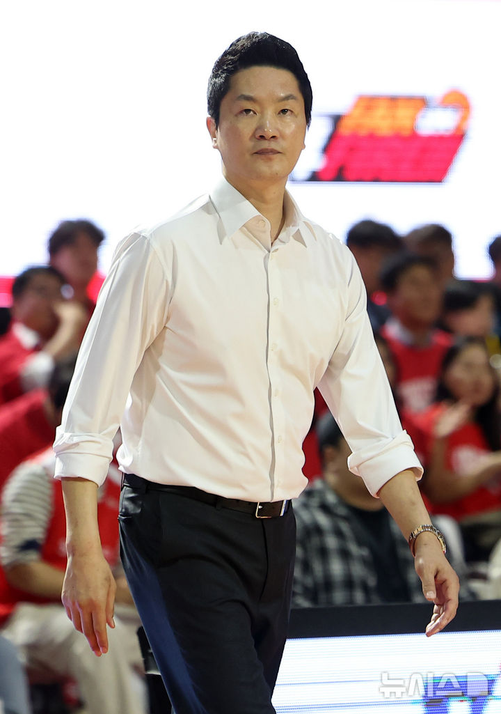 [서울=뉴시스] 김선웅 기자 = 13일 서울 송파구 잠실학생체육관에서 열린 2024-2025 프로농구 챔피언결정전 서울 SK 나이츠 vs 창원 LG 세이커스 5차전 경기, SK 전희철 감독이 경기를 지켜보고 있다. 2025.05.13. mangusta@newsis.com