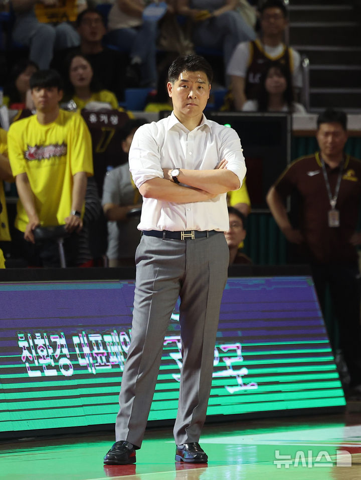 [서울=뉴시스] 김선웅 기자 = 13일 서울 송파구 잠실학생체육관에서 열린 2024-2025 프로농구 챔피언결정전 서울 SK 나이츠 vs 창원 LG 세이커스 5차전 경기, LG 조상현 감독이 경기를 지켜보고 있다. 2025.05.13. mangusta@newsis.com