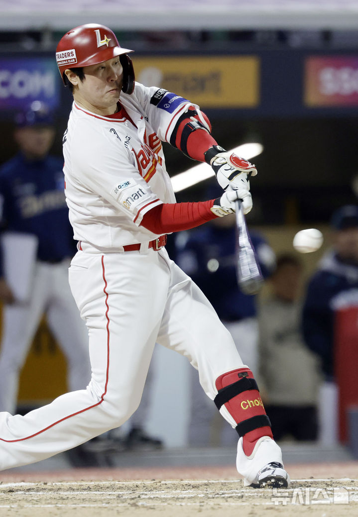 [인천=뉴시스] 최동준 기자 = 13일 인천SSG 랜더스필드에서 열린 2025 KBO리그 NC 다이노스와 SSG 랜더스의 경기, 6회말 2사 1루 상황 SSG 최정이 500호 홈런을 치고 있다. 2025.05.13. photocdj@newsis.com