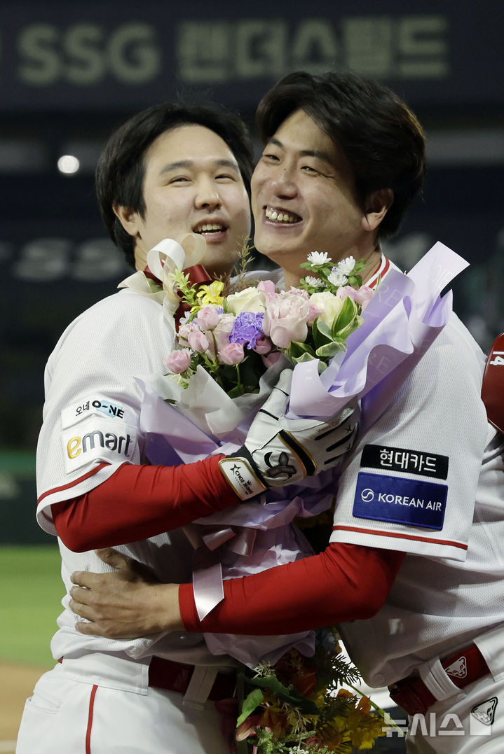 [인천=뉴시스] 최동준 기자 = 13일 인천SSG 랜더스필드에서 열린 2025 KBO리그 NC 다이노스와 SSG 랜더스의 경기, 6회말 2사 1루 상황 SSG 최정이 500호 홈런을 친 뒤 김광현과 포옹하고 있다. 2025.05.13. photocdj@newsis.com