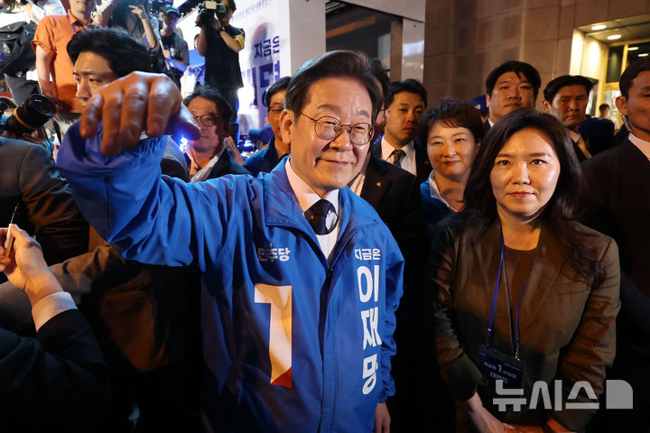 [울산=뉴시스] 권창회 기자 = 이재명 더불어민주당 대선 후보가 13일 울산 남구 롯데백화점 울산점 광장에서 열린 유세를 마치고 지지자들에게 인사하고 있다. 2025.05.13. kch0523@newsis.com