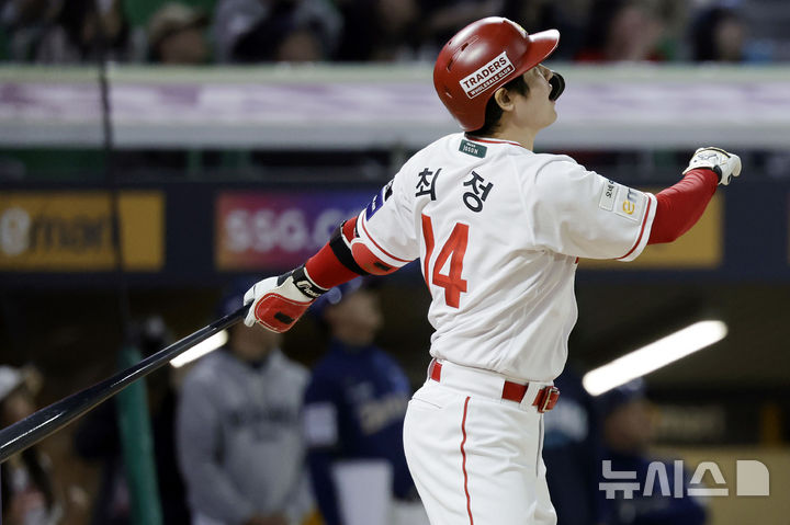 [인천=뉴시스] 최동준 기자 = 13일 인천SSG 랜더스필드에서 열린 2025 KBO리그 NC 다이노스와 SSG 랜더스의 경기, 6회말 2사 1루 상황 SSG 최정이 500호 홈런을 치고 있다. 2025.05.13. photocdj@newsis.com