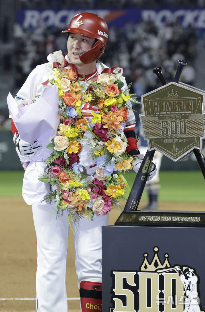 [인천=뉴시스] 최동준 기자 = 13일 인천SSG 랜더스필드에서 열린 2025 KBO리그 NC 다이노스와 SSG 랜더스의 경기, 6회말 2사 1루 상황 SSG 최정이 500호 홈런을 친 뒤 기념 트로피 앞에서 포즈를 취하고 있다. 2025.05.13. photocdj@newsis.com