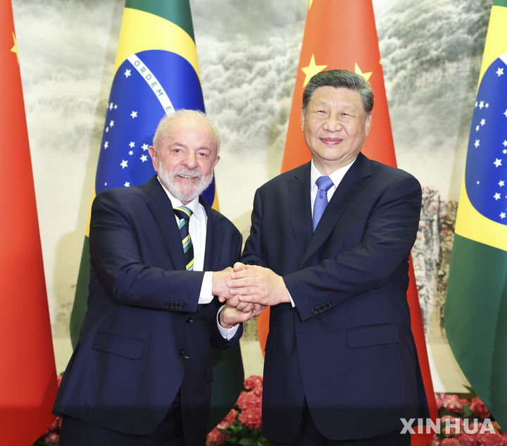 [베이징=신화/뉴시스] 시진핑 중국 국가주석(오른쪽)과 루이스 이나시우 룰라 다시우바 브라질 대통령이 13일 베이징 인민대회당에서 정상회담에 앞서 악수하고 있다. 중국은 미국과 관세 전쟁에서 승리한 것으로 자평하면서 자국의 영향력을 전 세계에 확대하는데 집중하고 있다.  2025.05.14.