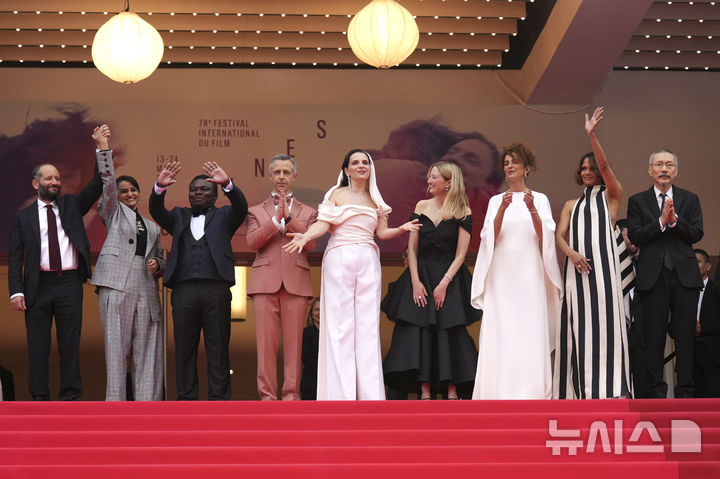 할리 베리 손잡은 심사위원 홍상수…칸 레드카펫 밟았다