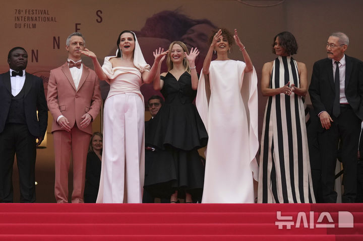 [칸=AP/뉴시스] 홍상수(오른쪽) 감독이 심사위원장인 쥘리에트 비노슈 등과 함께 13일(현지 시간) 프랑스 남부 칸에서 열린 제78회 칸 국제영화제 개막식 레드카펫 행사에 참석하고 있다. 홍 감독은 심사위원으로 이 자리에 함께했다. 2025.05.14.